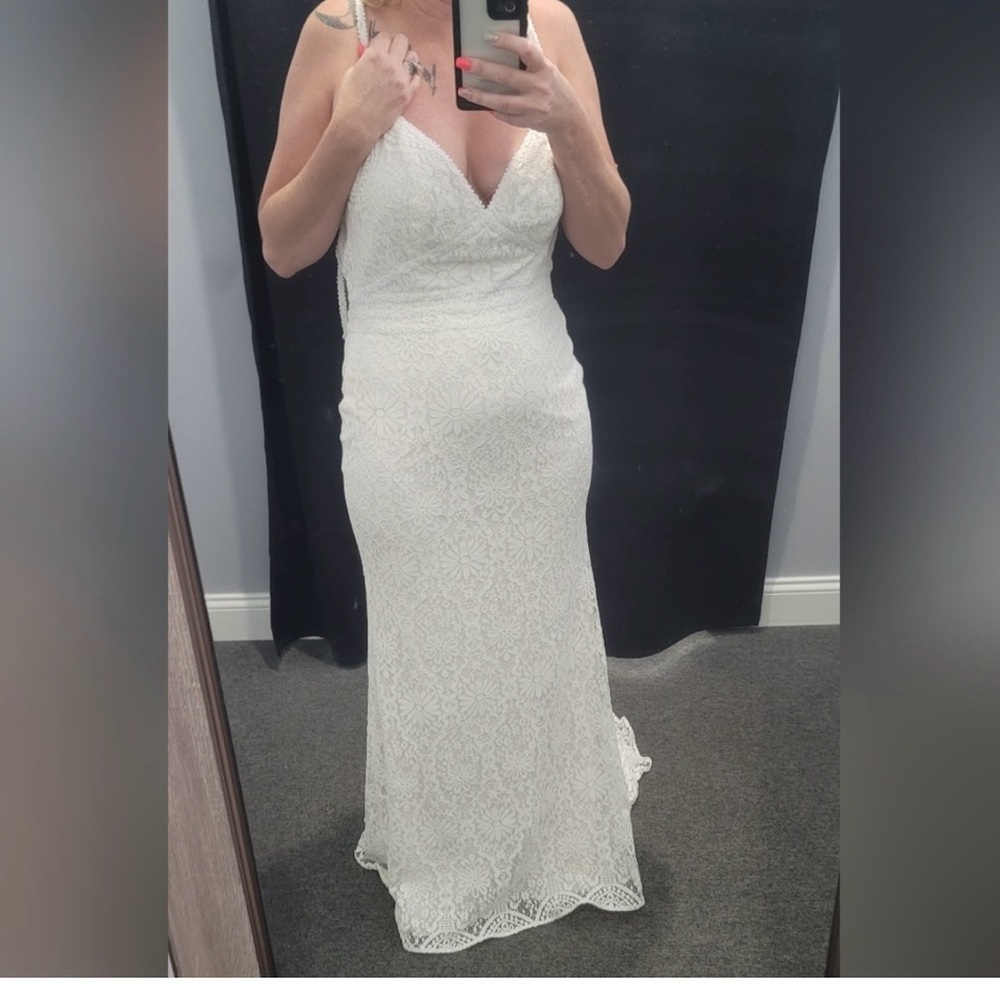 Elegant White Lace Wedding Dress